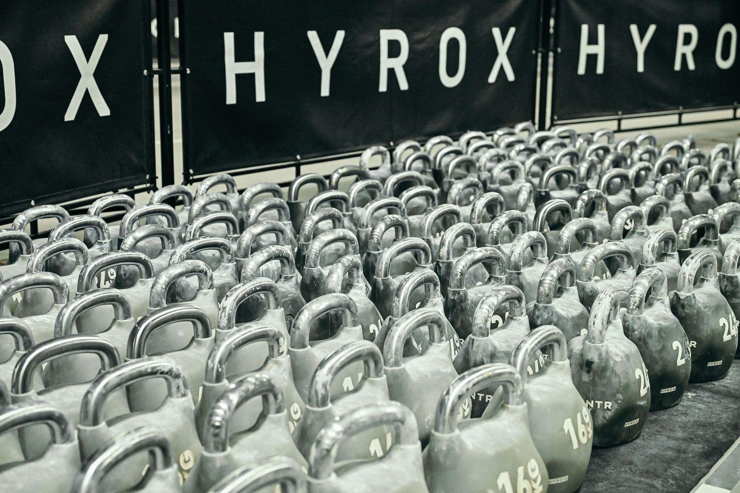 Rij kettlebells op de HYROX-vloer