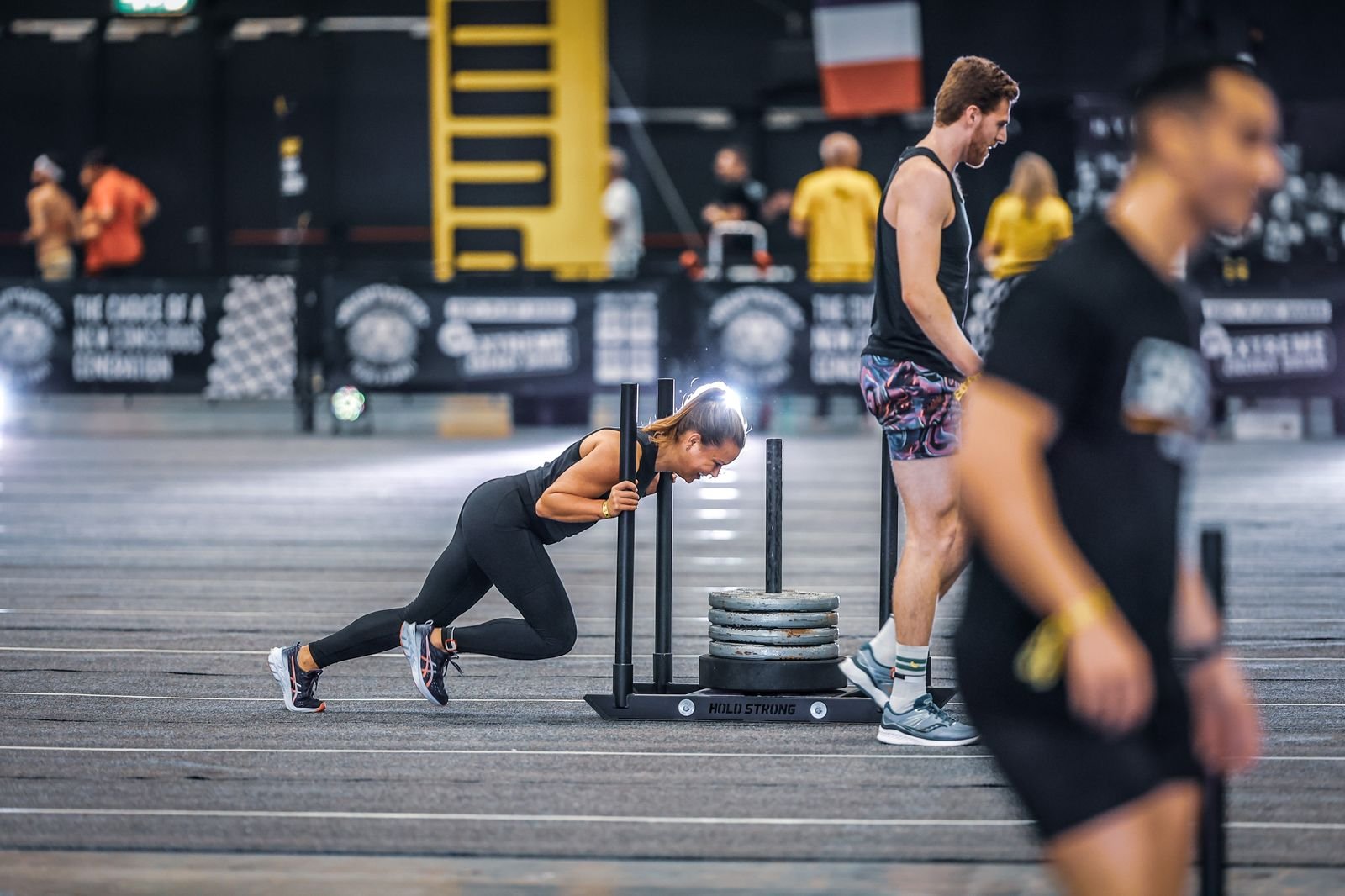 Atlete op de sled push tijdens een wedstrijd